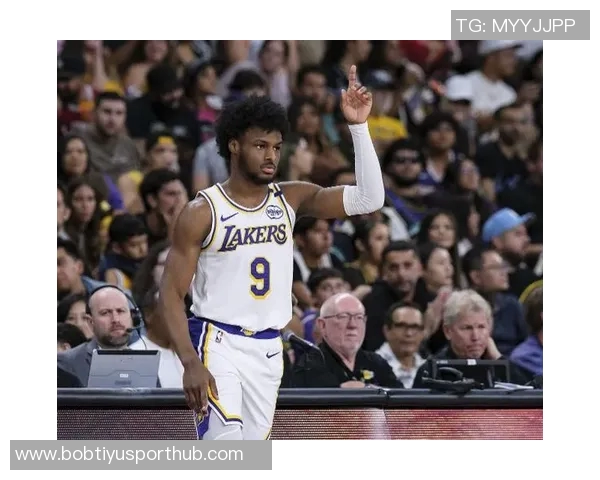 布朗尼被包夹失误库里反击背传希尔德意外失球引发争议