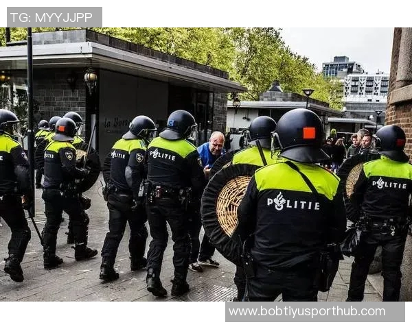 维拉与费耶诺德球迷赛前冲突鹿特丹警方逮捕五名当地人 维拉与费耶诺德球迷赛前冲突鹿特丹警方逮捕五名当地人