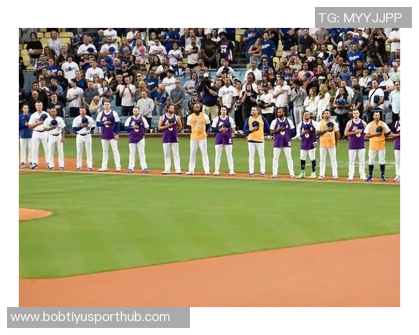 瓦妮莎携女儿观赛道奇不敌对手MLB世界大赛G4令人惋惜 瓦妮莎携女儿观赛道奇不敌对手MLB世界大赛G4令人惋惜