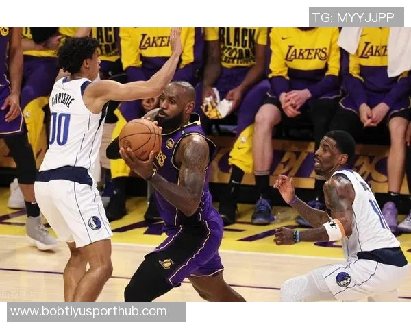 身穿湖人球衣的男孩与独行侠老板同坐一席再现昔日竖中指事件