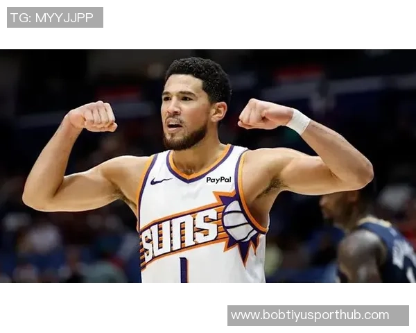 布克右脚踝重伤被队友搀扶回更衣室球队面临严峻考验 布克右脚踝重伤被队友搀扶回更衣室球队面临严峻考验